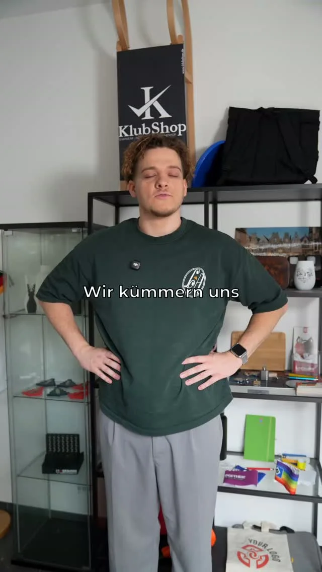 ⚽ Was bietet Klubshop eigentlich alles an? 🏆

Du denkst bei Klubshop nur an Trikots und Trainingsanzüge? Dann zeigen wir dir mal, was bei uns noch alles dazugehört!

Wir statten Sportvereine und Mannschaften mit allem aus, was sie für ihren Vereinsalltag benötigen. Und dabei geht es um weit mehr als die passende Kleidung.

👕 Teamwear und Sportbekleidung
Trikots, Trainingsshirts, Trainingsanzüge, Jacken, Hoodies und vieles mehr. Wir helfen euch, die passende Ausstattung für eure Mannschaft zu finden.

🎒 Zubehör für euren Vereinsalltag
Sporttaschen, Rucksäcke, Bälle und weiteres Zubehör für Training, Spieltag und Vereinsleben gehören ebenfalls zu unserem Sortiment.

🎨 Individuelle Veredelung
Euer Vereinslogo, Spielernamen, Rückennummern oder Sponsorenlogos? Wir personalisieren eure Kleidung mit hochwertigem Druck oder Stick. So bekommt euer Verein einen einheitlichen Auftritt.

🛍️ Euer eigener Klubshop
Mit einem eigenen Vereinsshop können eure Mitglieder, Spieler und Fans ihre Vereinskleidung direkt bestellen. Das erleichtert die Organisation und sorgt dafür, dass nicht jede Bestellung einzeln über den Verein laufen muss.

🤝 Persönliche Beratung
Wir unterstützen euch bei der Auswahl der passenden Kollektionen, Größen und Veredelungsmöglichkeiten. Dabei achten wir darauf, dass die Kleidung zu eurem Sport und den Anforderungen eurer Mannschaft passt.

🏆 Ausstattung für den gesamten Verein
Von der Jugendmannschaft über die Senioren bis zum Trainerteam. Wir kümmern uns um die passende Ausstattung für euren gesamten Verein.

📩 Dein Verein benötigt neue Sportbekleidung oder möchte einen eigenen Vereinsshop einrichten? Dann schreib uns und lass dich beraten!

#Teamwear #Sportverein #Vereinsbekleidung #Trikots #Vereinsshop